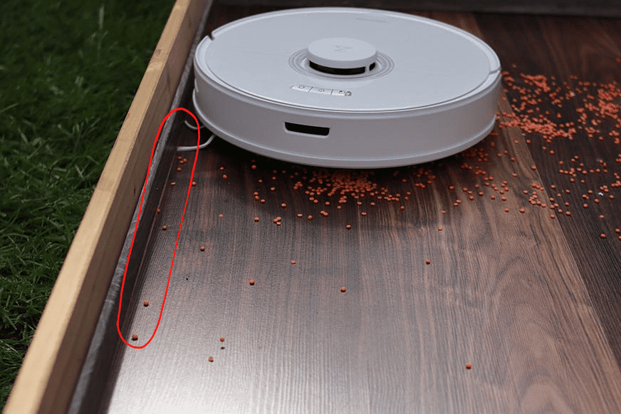 Roborock Q7 Max reinigt entlang einer Leiste